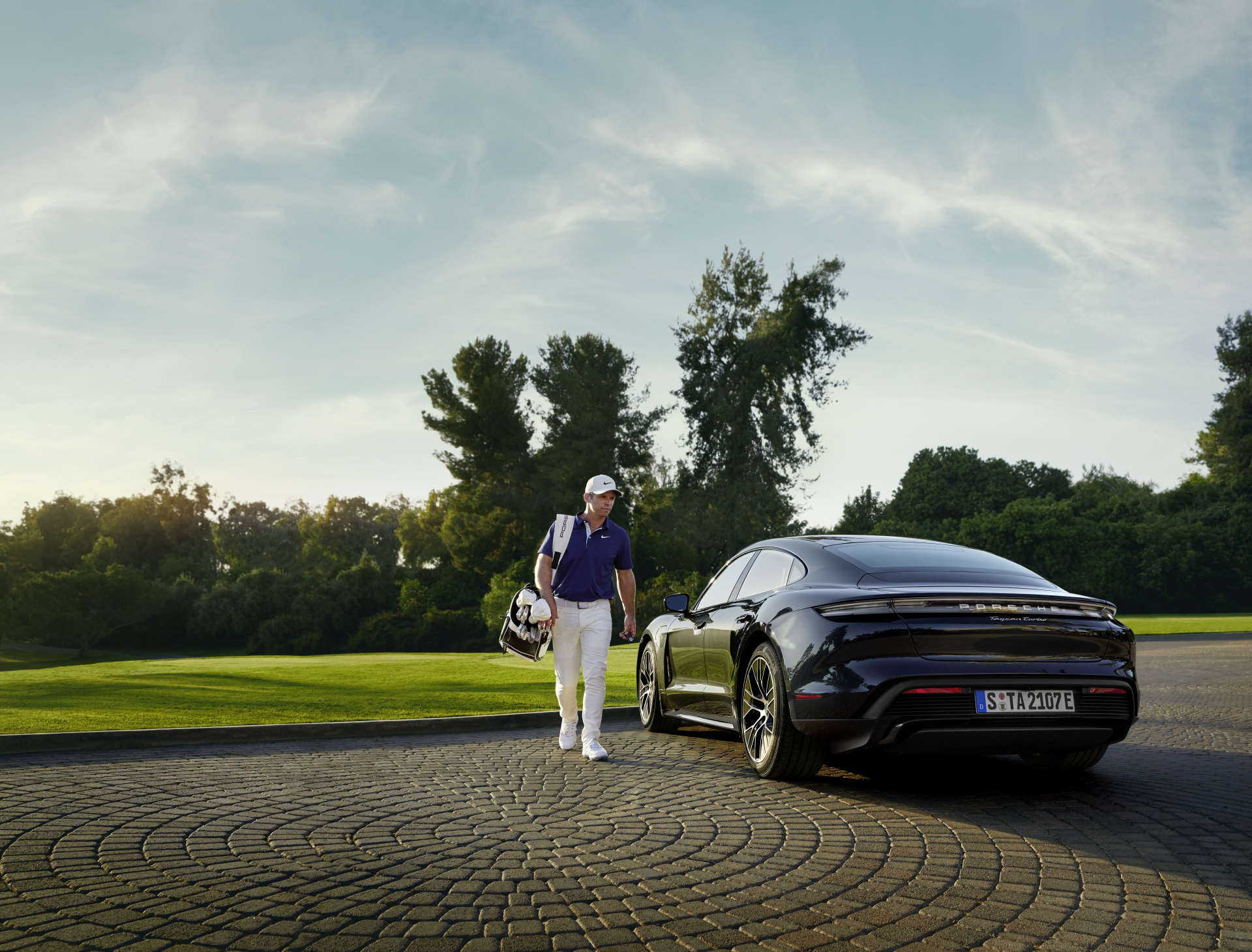 Kampagnen-Motiv Porsche Golfsport mit Porsche-Markenbotschafter Paul Casey und dem Porsche Taycan Turbo. (Foto: Porsche)