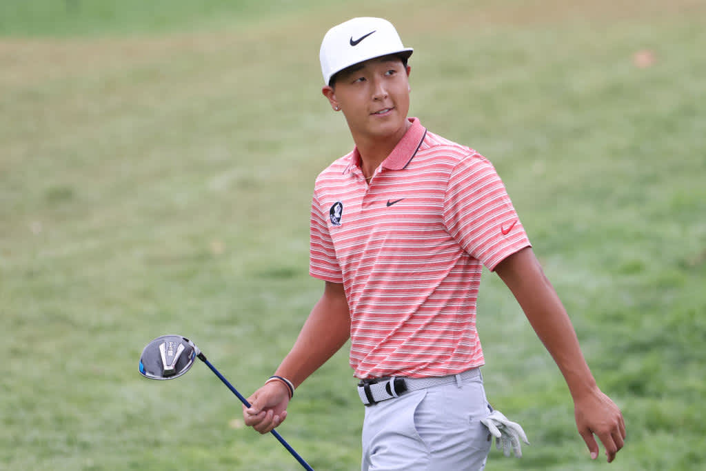 The amateur John Pak was wearing a pink and white striped shirt. He also wears the logo of his university, Florida State University.