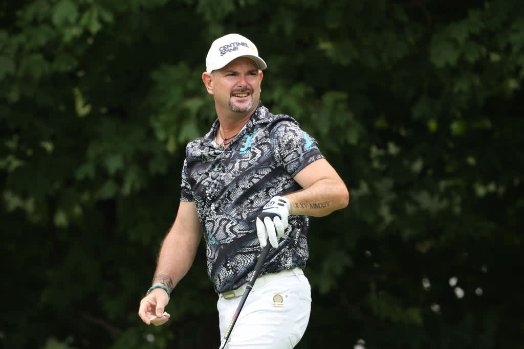 Rory Sabbatini chose a shirt with different patterns. The colors black and white dominate, but turquoise can also be seen in several places.