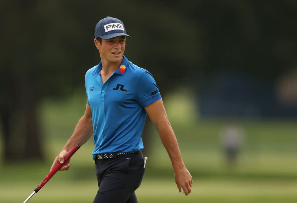 Viktor Hovland wore a shirt with two colors. One side of his shirt is in light blue, the other in dark blue.