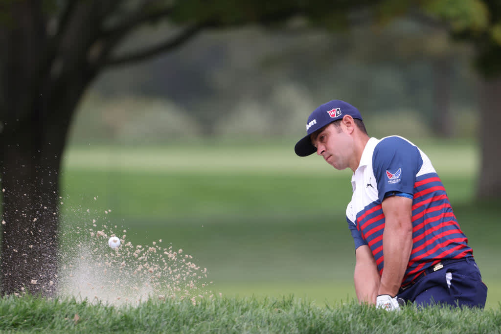 Gary Woodland entered the first round in the USA look. The dark blue-red horizontal stripes run across the front and back of his shirt.