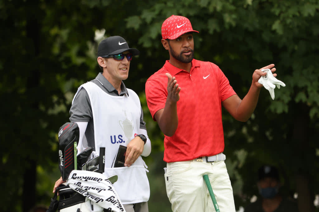 Tony Finau wore a light red shirt with fine patterns. His cap is also in red, but has a lot of white pattern elements.