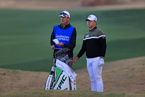 LA QUINTA, CALIFORNIA - JANUARY 22: Si Woo Kim of South Korea prepares to play his shot on the 18th hole during the second round of The American Express tournament on the Jack Nicklaus Tournament Course at PGA West on January 22, 2021 in La Quinta, California. (Photo by Sean M. Haffey/Getty Images)