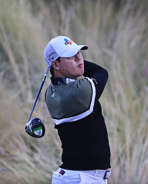 LA QUINTA, CALIFORNIA - JANUARY 22: Si Woo Kim of South Korea plays his shot from the 18th tee during the second round of The American Express tournament on the Jack Nicklaus Tournament Course at PGA West on January 22, 2021 in La Quinta, California. (Photo by Sean M. Haffey/Getty Images)