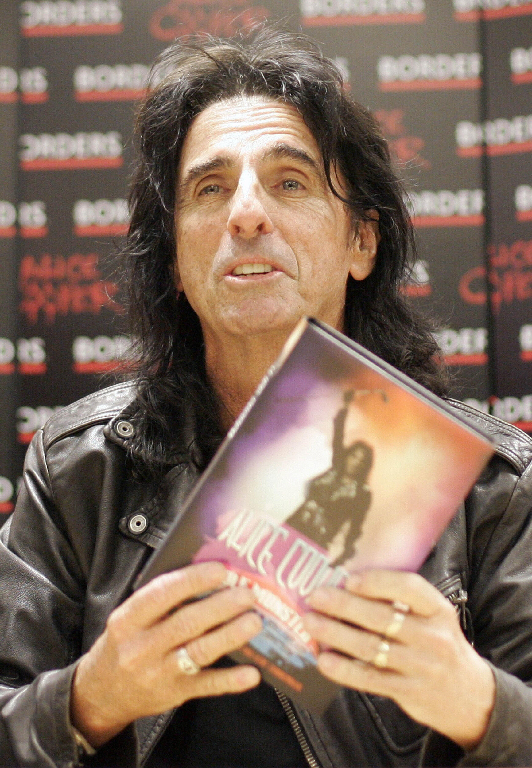 Alice Cooper mit seinem Buch (Foto: Getty)