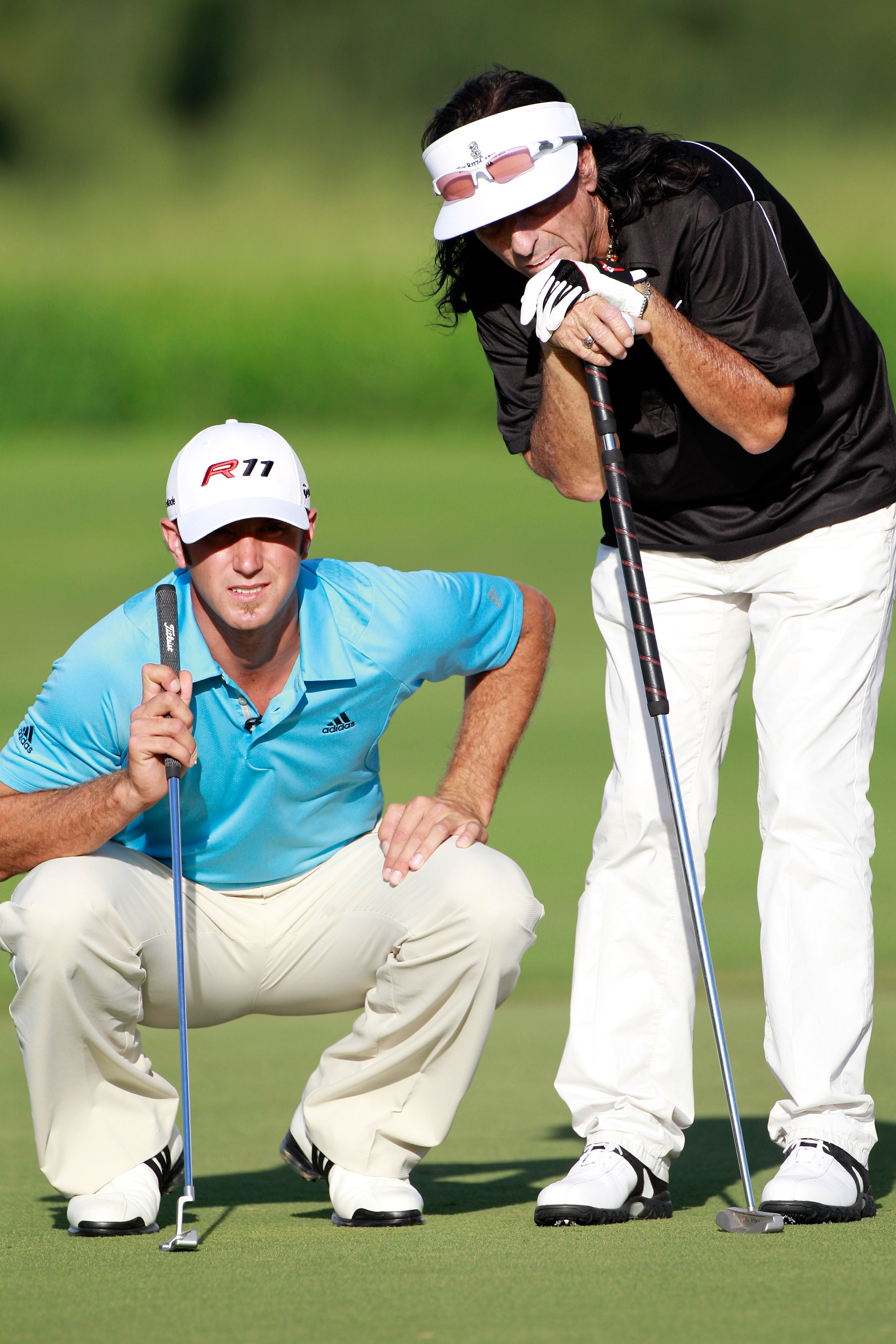 Alice Cooper 2011 während einer Pro-Am Runde bei dem Hyundai Tournament of Champions auf Hawaii mit dem damals 26-Jährigen Dustin Johnson. (Foto: Getty)