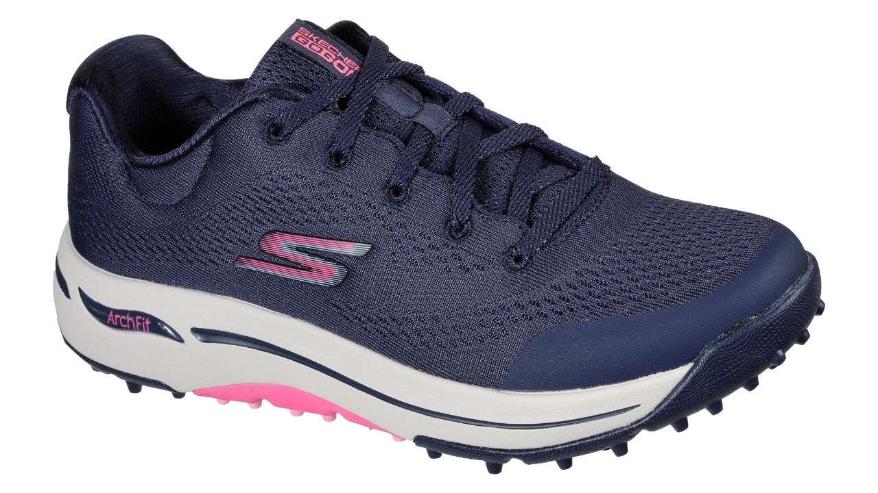 Gehen Sie stilvoll über den Platz mit dem Skechers Go Golf Arch Fit - Balance Schuh. (Foto: Skechers)