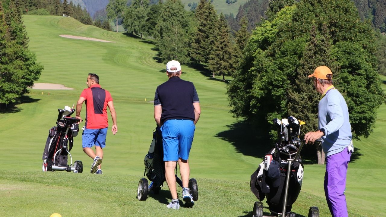 Golfen mit Alpen-Panorama. (Foto: Egon Rutter)