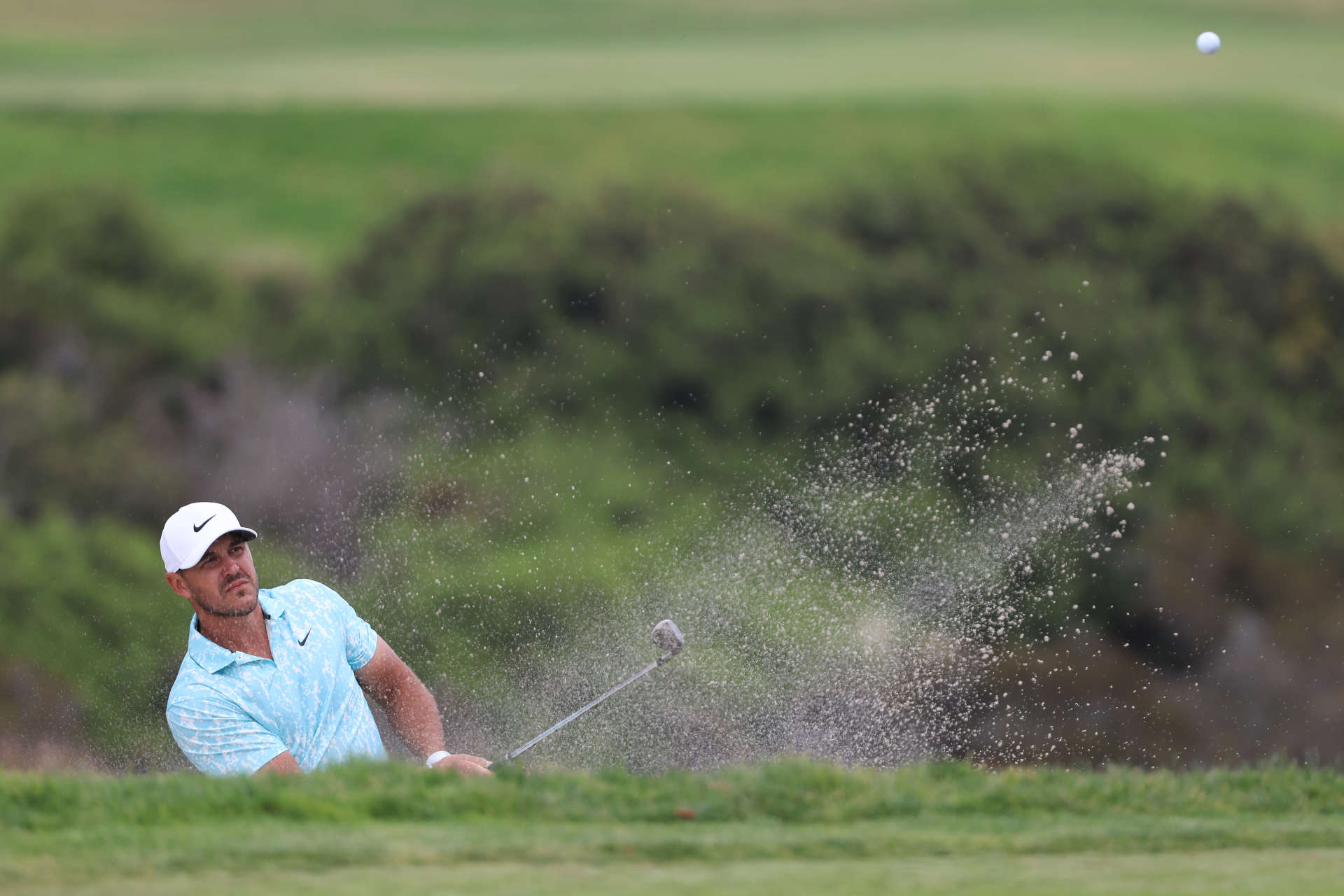 Brooks Koepka im Bunker auf Loch 16