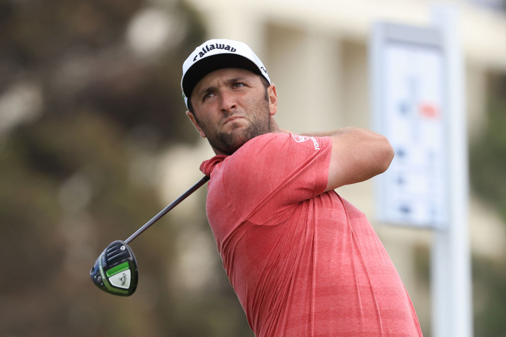 Jon Rahm mit entschlossenem Blick, kurz nach seinem finalen Abschlag vom 18. Tee, den Sieg vor Augen. (Foto: Getty)