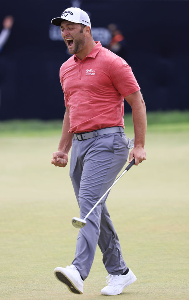 Jon Rahm nach seinem Putt zum Birdie 18. Grün. Die Gewissheit über den Sieg dämmerte erst, als Louis Oosthuizen an gleicher Stelle das Eagle verpasste, die Emotionen brachen allerdings schon am Ende seiner eigenen Runde aus ihm heraus. (Foto: Getty)