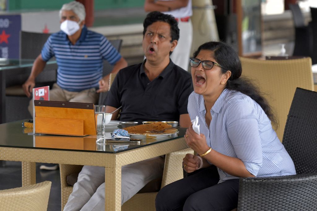 Zwei Fans die Aditi Ashoks Finalrunde im TV verfolgten. (Foto: Getty)