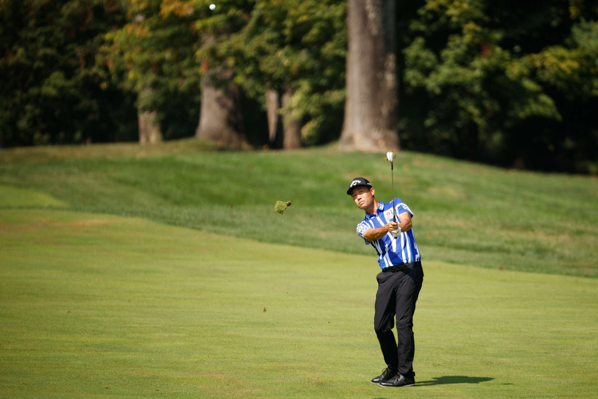 OWINGS MILLS, MARYLAND - AUGUST 27: Kevin Na of the United States plays a shot on the first hole during the second round of the BMW Championship at Caves Valley Golf Club on August 27, 2021 in Owings Mills, Maryland. (Photo by Cliff Hawkins/Getty Images)
