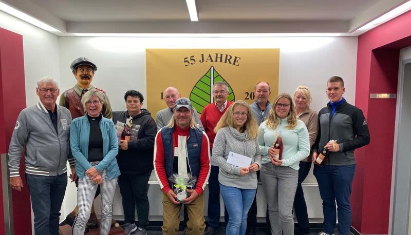 Gewinnerinnen und Gewinner des Querfeldein-Turniers mit unserem Spielführer, links im Bild