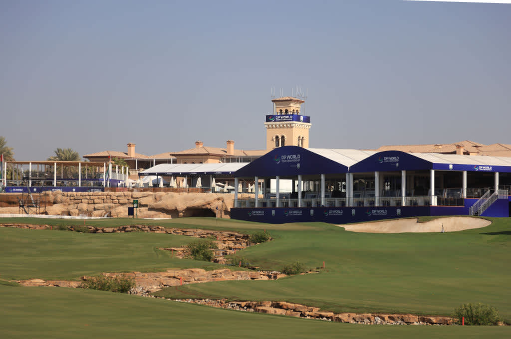 DUBAI, UNITED ARAB EMIRATES - NOVEMBER 16: A general view of the 18th hole during the Pro-Am at The DP World Tour Championship at Jumeirah Golf Estates on November 16, 2021 in Dubai, United Arab Emirates. (Photo by Andrew Redington/Getty Images)