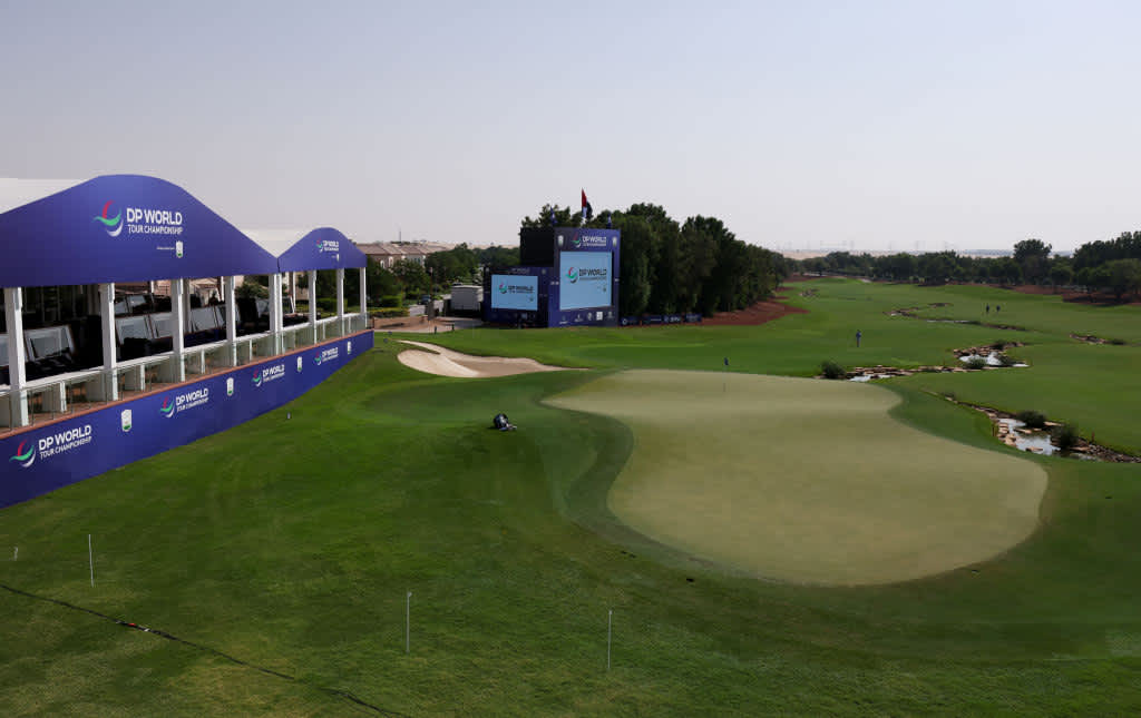 DUBAI, UNITED ARAB EMIRATES - NOVEMBER 17: A view of the 18th green during practice for The DP World Tour Championship at Jumeirah Golf Estates on November 17, 2021 in Dubai, United Arab Emirates. (Photo by Luke Walker/Getty Images)