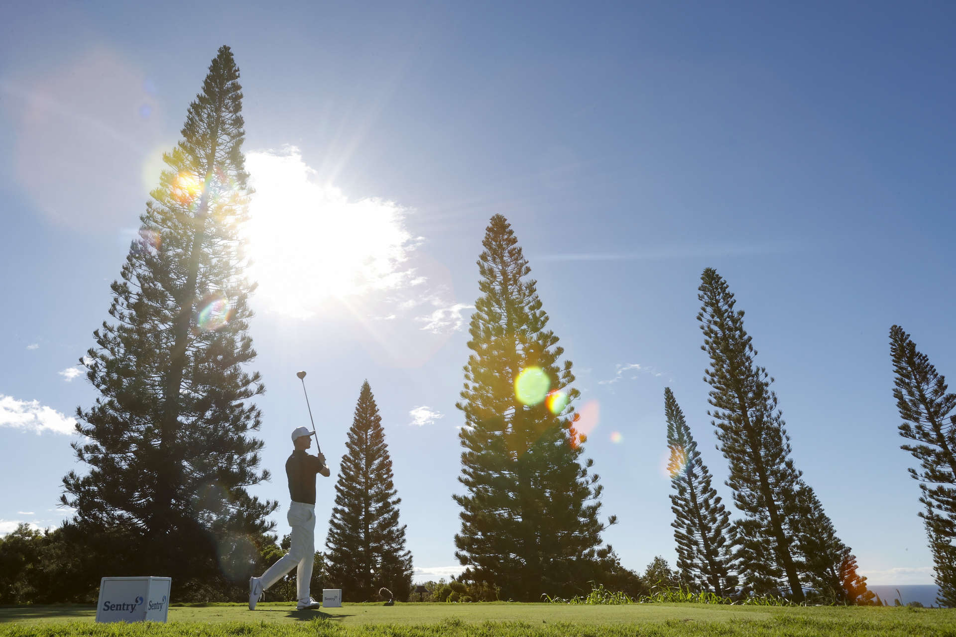 LAHAINA, HAWAII - JANUARY 08: Cameron Davis of Australia plays his shot from the 18th tee during the third round of the Sentry Tournament of Champions at the Plantation Course at Kapalua Golf Club on January 08, 2022 in Lahaina, Hawaii. (Photo by Cliff Hawkins/Getty Images)