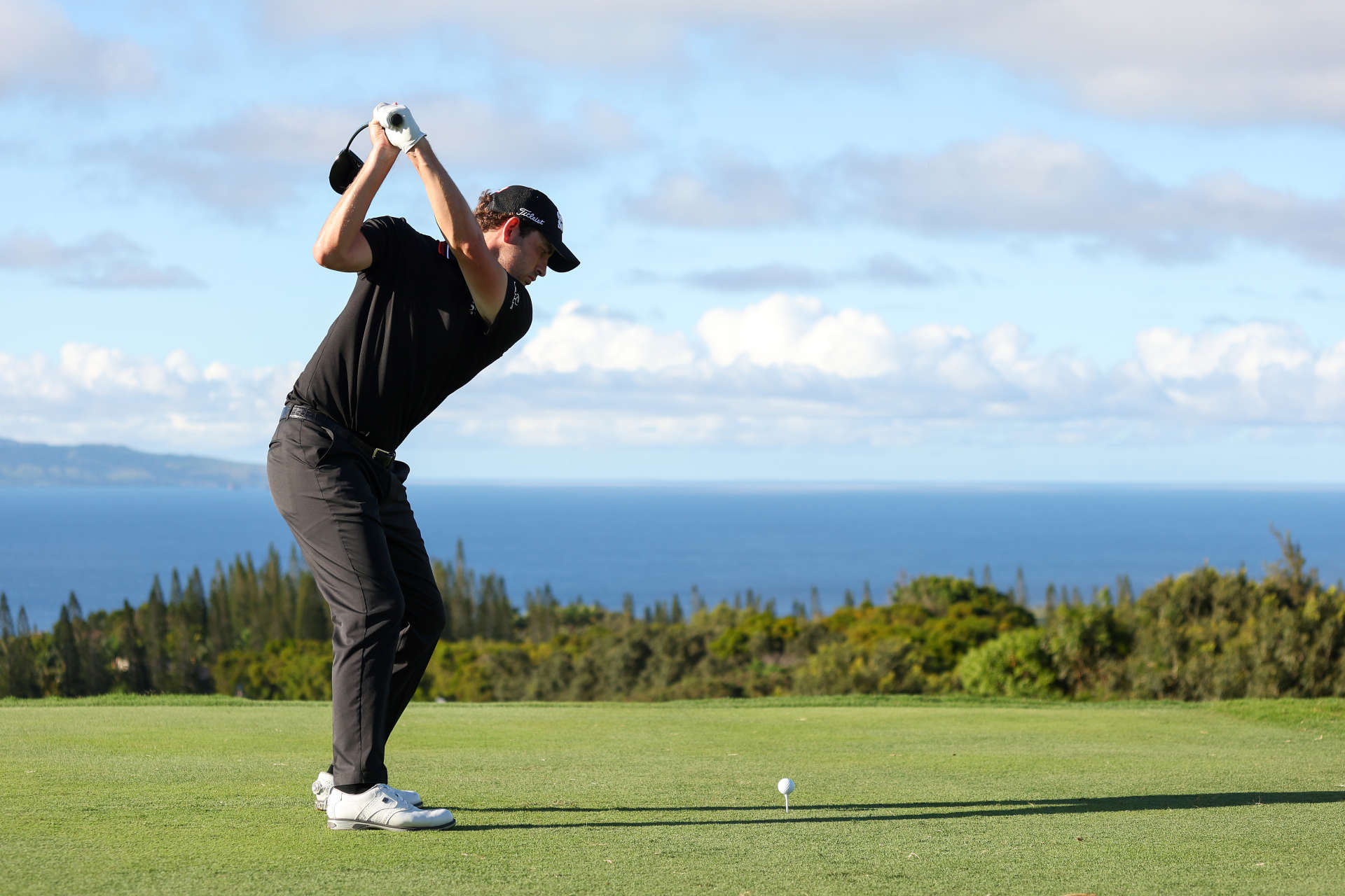 LAHAINA, HAWAII - JANUARY 08: Patrick Cantlay of the United States plays his shot from the 17th tee during the third round of the Sentry Tournament of Champions at the Plantation Course at Kapalua Golf Club on January 08, 2022 in Lahaina, Hawaii. (Photo by Gregory Shamus/Getty Images)