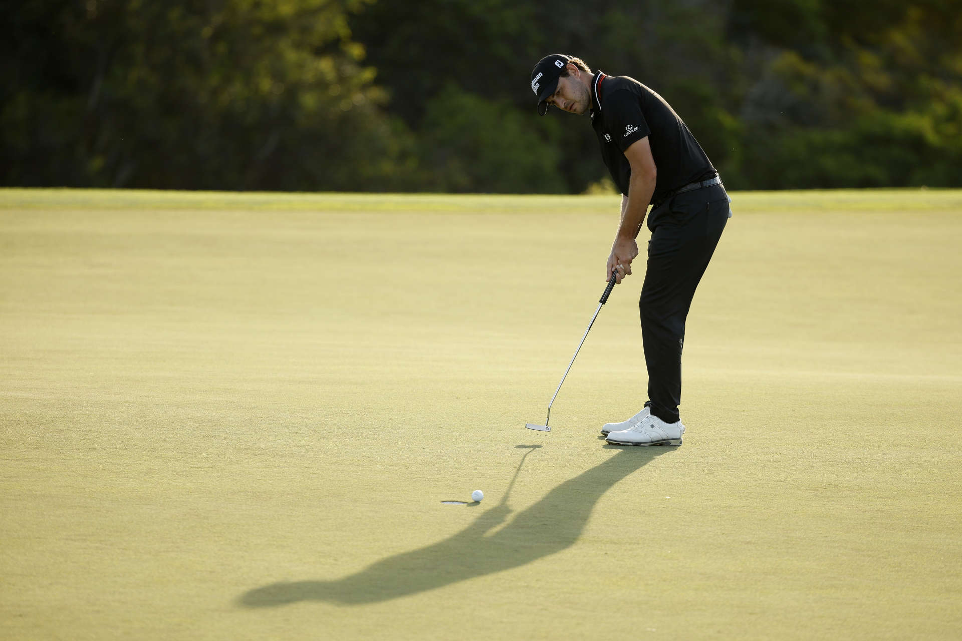 LAHAINA, HAWAII - JANUARY 08: Patrick Cantlay of the United States putts on the 18th green during the third round of the Sentry Tournament of Champions at the Plantation Course at Kapalua Golf Club on January 08, 2022 in Lahaina, Hawaii. (Photo by Cliff Hawkins/Getty Images)