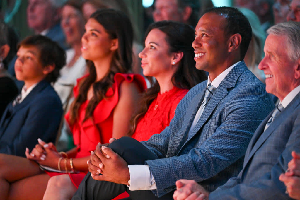 Tiger Woods neben Tim Finchem während der Zeremonie.