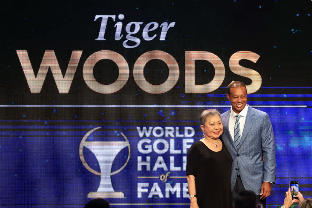 Sie machen fleißig Fotos von dem großen Moment.