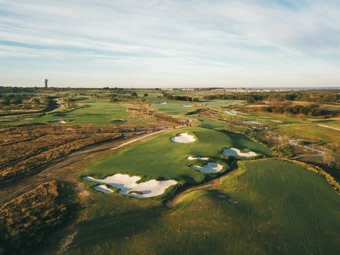 PGA Championship 2027 im PGA Frisco
Nein, die PGA Championship findet 2027 nicht in San Francisco, sondern in Texas statt. 2018 verkündete die PGA of America, ihren Hauptsitz nach Frisco, Texas, zu verlegen und erklärte, dass auch ihr Major dort ausgetragen werden soll. Neben dem Hauptsitz wird die Anlage nämlich auch zwei Meisterschaftsplätze, einen Kurzplatz und Übungsbereiche umfassen. 2027 wird es erstmals soweit sein, 2034 wird die nächste Ausgabe folgen.(Foto: Twitter/@PGAChampionship)