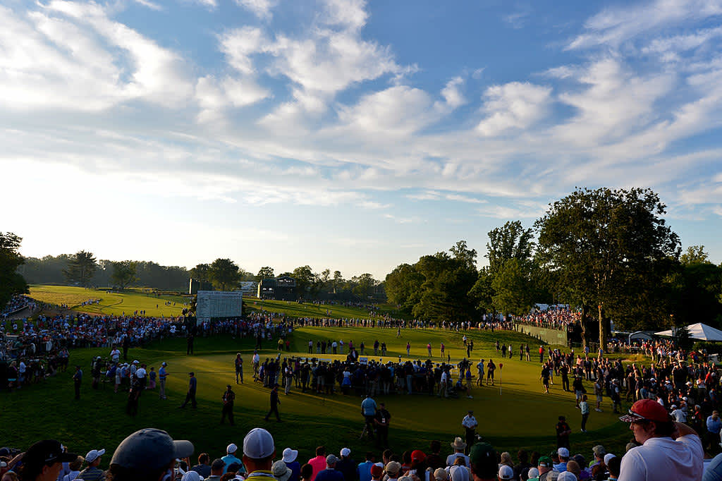 US Open 2030 im Merion Golf Club
17 Jahre nach der letzten großen Meisterschaft (Justin Rose gewann 2013) öffnet der Merion Golf Club wieder seine Pforten für die US Open. Dabei wird ein besonderes Jubiläum gefeiert: 100 Jahre zuvor hatte Bob Jones an jener Stelle mit dem Gewinn der US Amateur den damaligen Grand Slam vollendet.