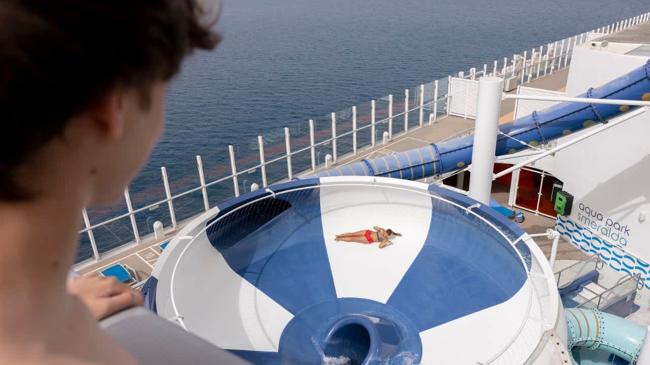 Wer auf Action steht, sollte die Trichterrutsche ausprobieren. Aber auch sonst gibt es mit einem Sportplatz, zahlreichen Pools sowie dem Fitnessstudio weitere Alternativen zur sportlichen Betätigung.