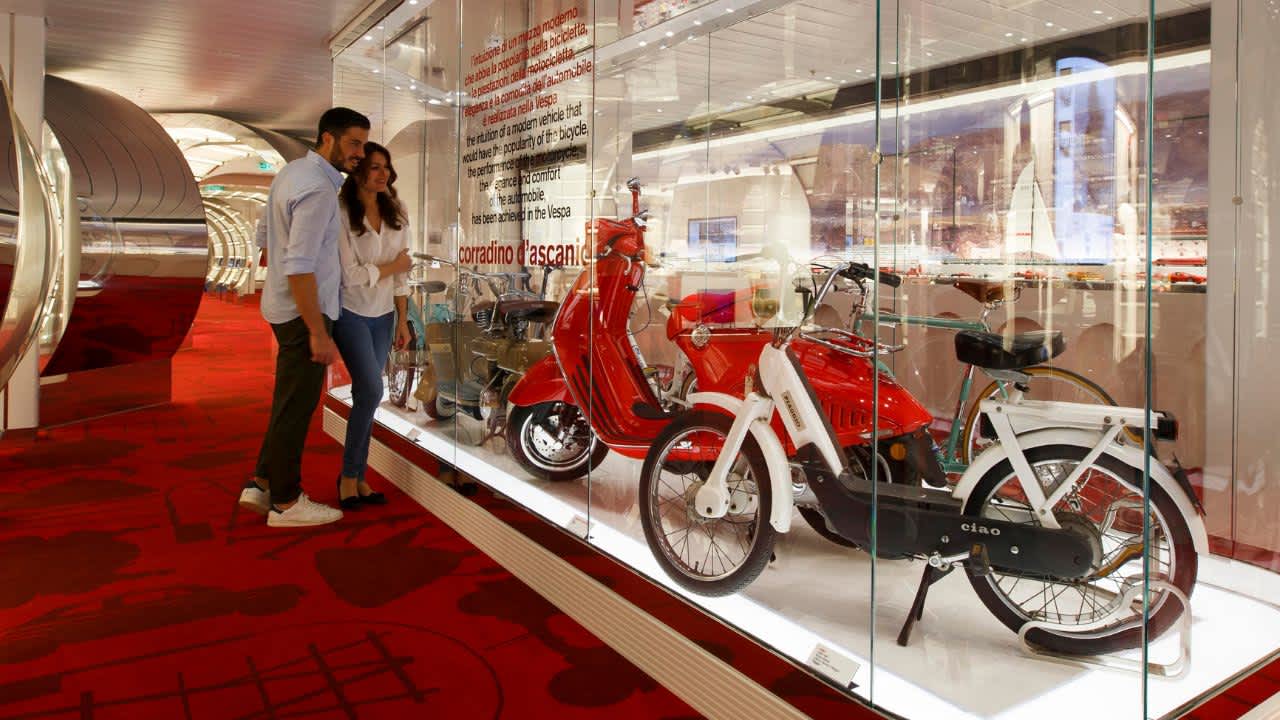 Platz ist auf einem Kreuzfahrtschiff ein teures Gut. Umso erstaunlicher ist es, dass sich Costa dazu entschieden hat, ein eigenes Museum im Schiff zu verbauen. Traditionelle italienische Exemplare lassen sich in "Code" begutachten.