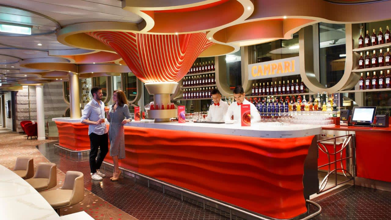 Die italienische Herkunft macht sich in vielerlei Hinsicht bemerkbar. Auf der Costa Smeralda laden zum Beispiel die Campari, Aperol Spritz und Ferrari Bar zum Aperitif vorm Essen oder einem Genuss zwischendurch ein.