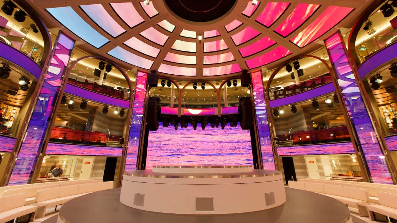 Das Colosseo in der Mitte des Schiffs ist oft der Anlaufpunkt für weitere Entertainment-Shows. Über drei Etagen hinweg können hier zahlreiche Gäste die Unterhaltung genießen.