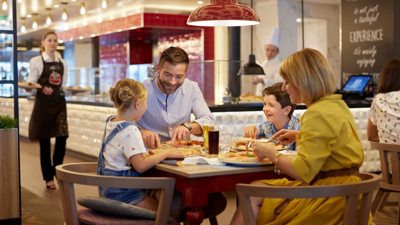 Hausgemachter Büffel-Mozzarella, Pizza direkt aus dem Steinofen und feinste Zutaten machen die Pizzeria zu einem besonderen Geschmackserlebnis.