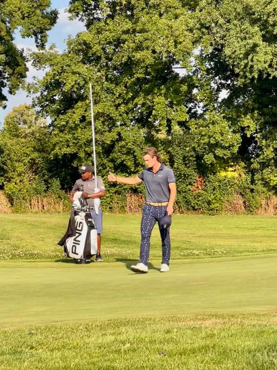 Platz top, Stimmung top, Runde top - Daumen hoch für Tag 1 der Big Green Egg German Challenge powered by VcG im Wittelsbacher Golfclub