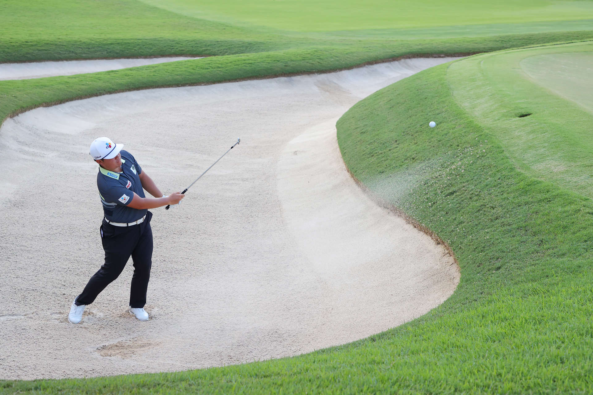 ATLANTA, GEORGIA - AUGUST 26: Sungjae Im of South Korea plays a shot from a bunker on the 18th hole during the second round of the TOUR Championship at East Lake Golf Club on August 26, 2022 in Atlanta, Georgia. (Photo by Kevin C. Cox/Getty Images)