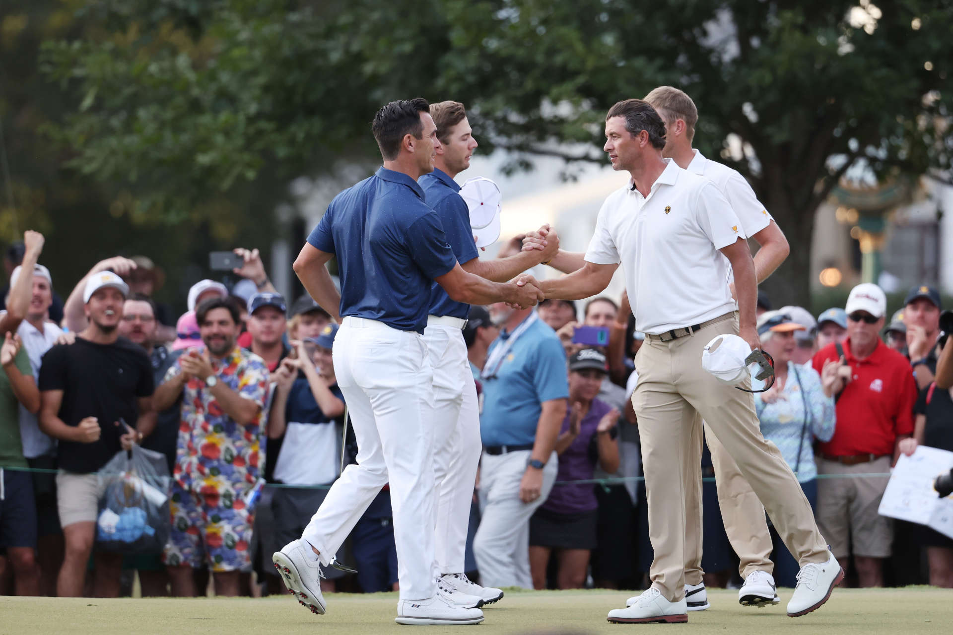 Billy Horschel und Sam Burns gratulieren Adam Scott und Cam Davis