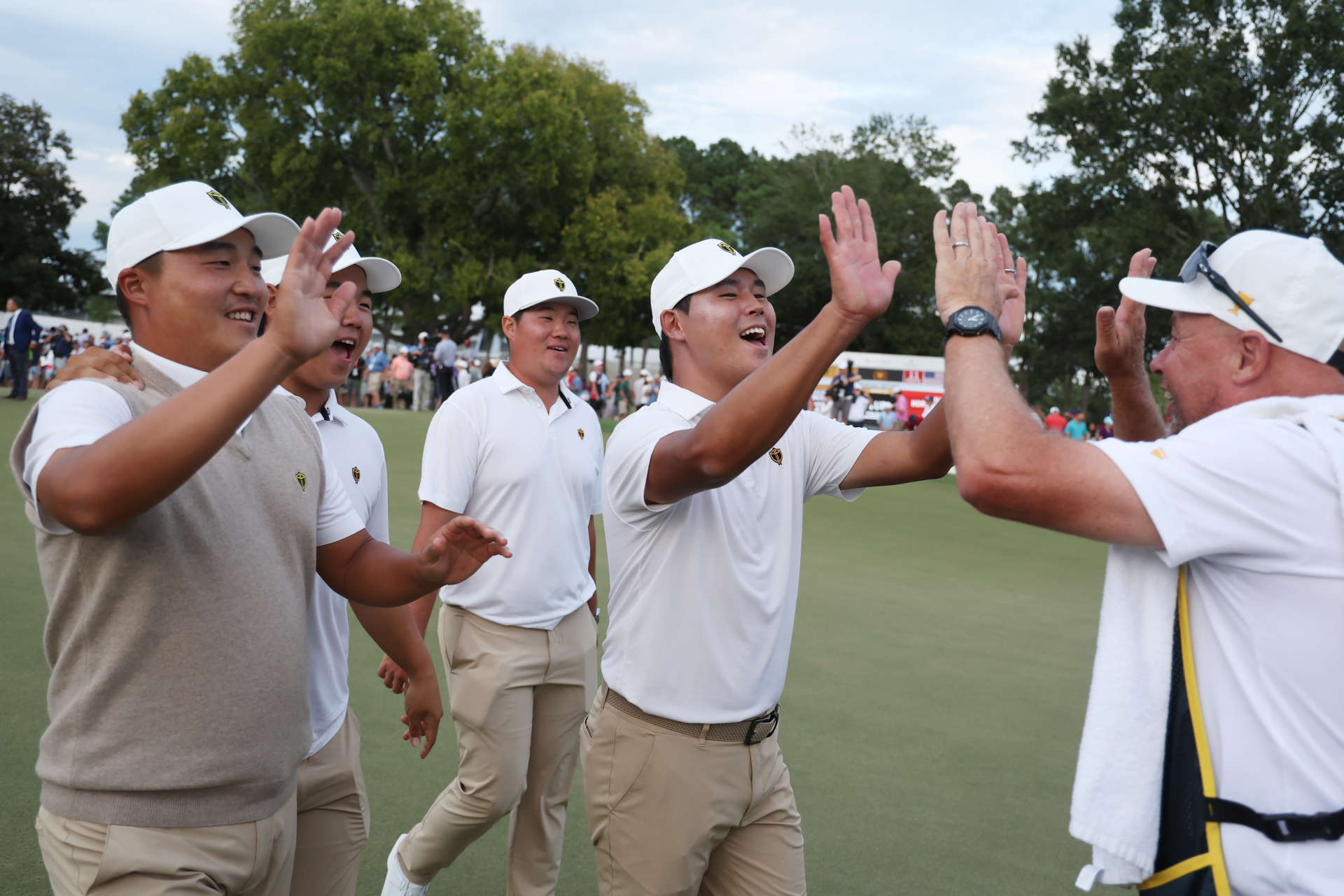 (L-R) K.H. Lee, Tom Kim, Sungjae Im und Si Woo Kim feiern