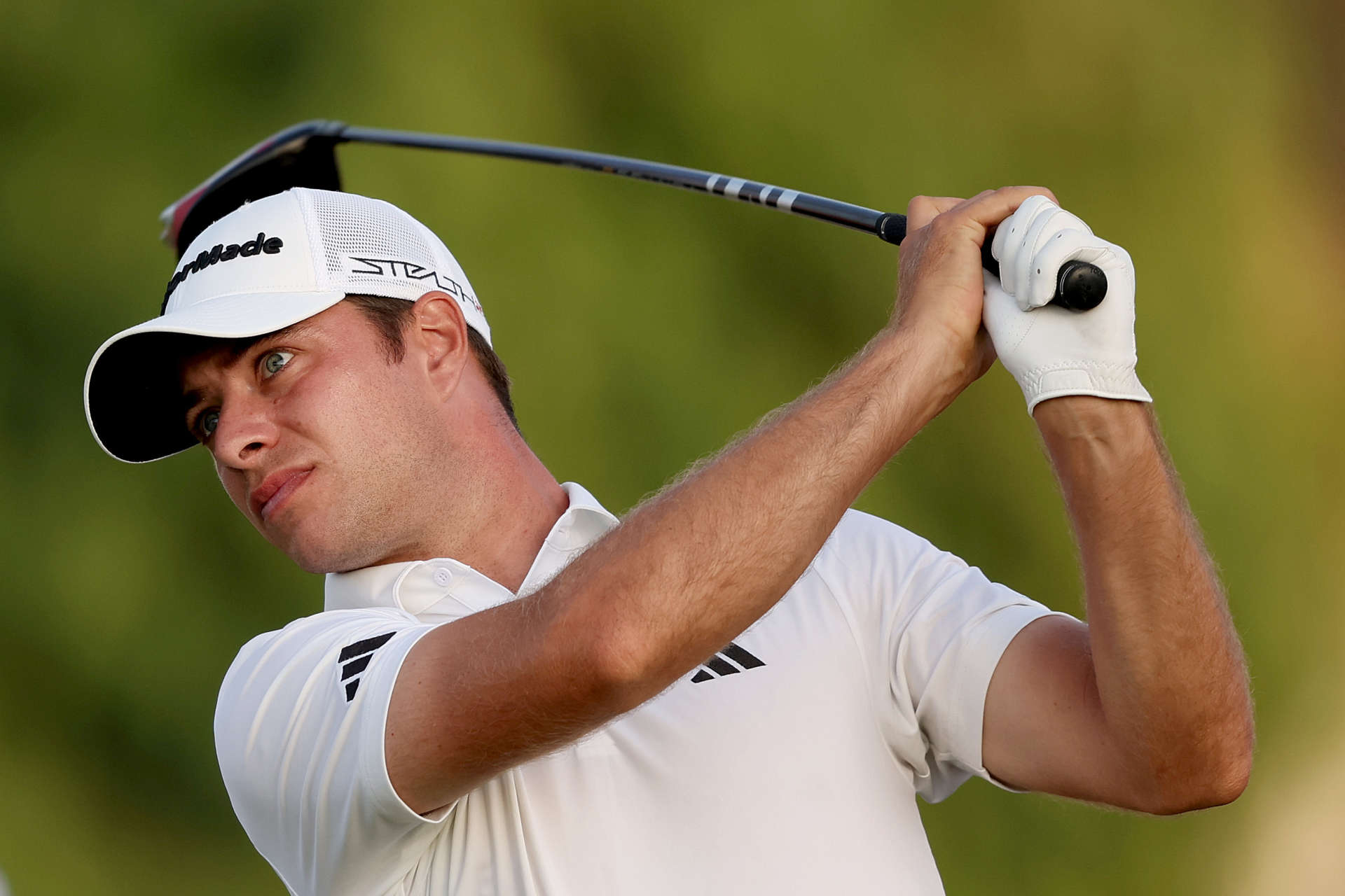 RAS AL KHAIMAH, UNITED ARAB EMIRATES - FEBRUARY 03: Guido Migliozzi of Italy plays his tee shot from the 18th Hole on Day Two of the Ras Al Khaimah Championship at Al Hamra Golf Club on February 03, 2023 in Ras al Khaimah, United Arab Emirates. (Photo by Warren Little/Getty Images)