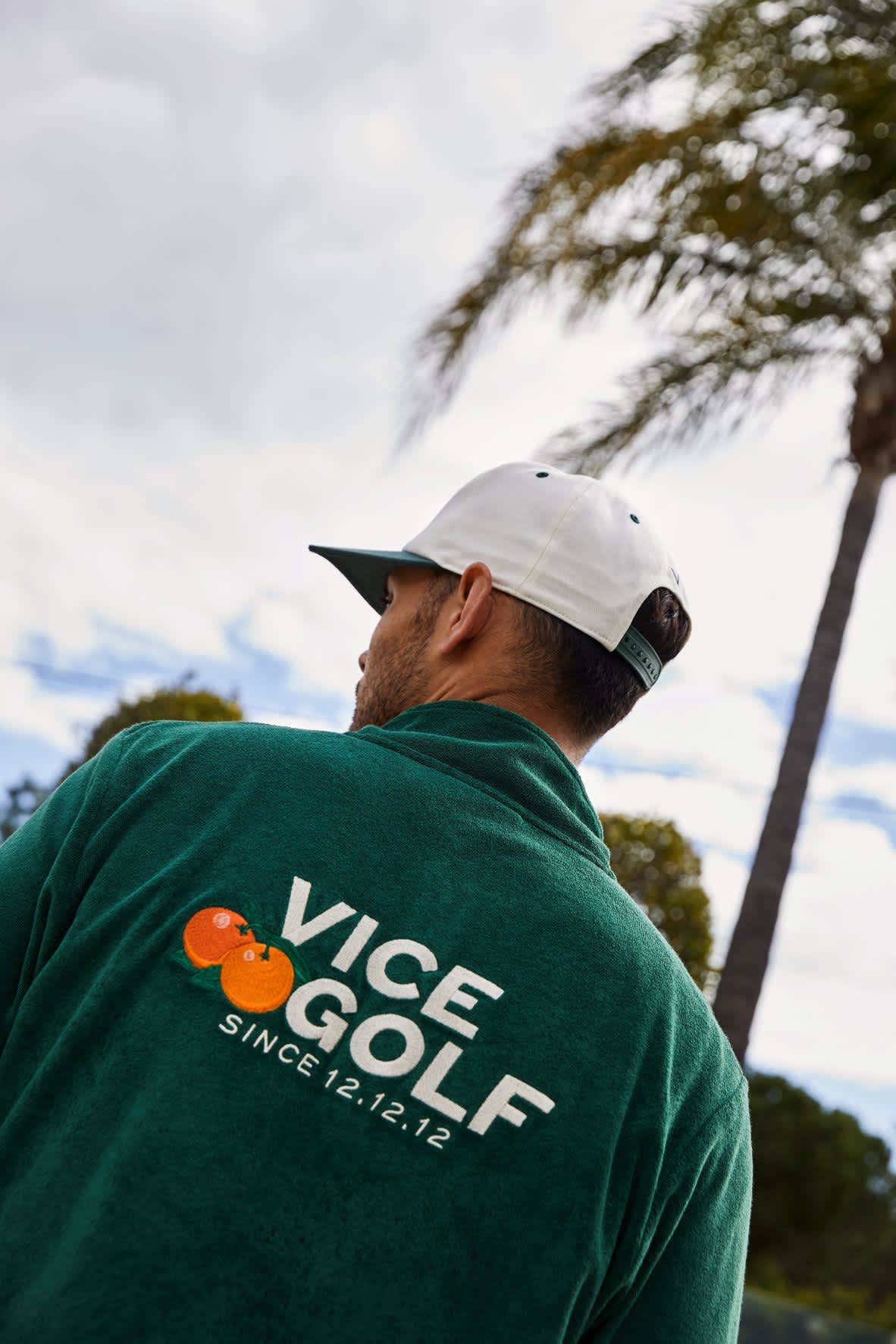 Florida Scramble...
...is inspired by the duality of life in Florida, combining the exuberance of Miami’s neon-lit nightlife with the laid-back attitude of Jupiter - the unofficial home of golf. It features Vice Golf’s Orange pattern design (the signature logo of this collection) and reversible shorts while also citing the Latin American influence in Florida for the classy Havana Knit Polo.(Foto: Vice Golf)