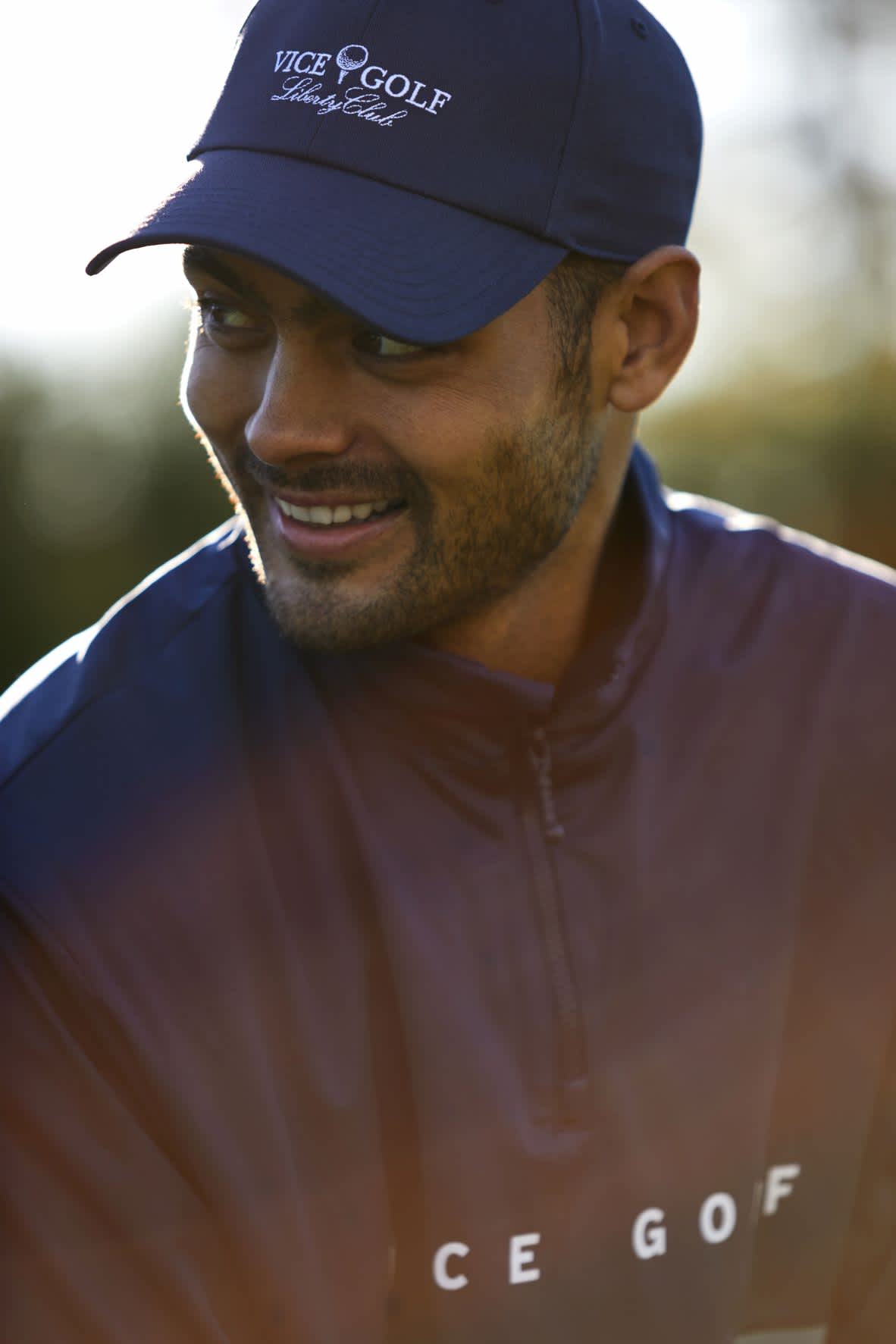 Liberty Club...looks for inspiration in a somewhat unexpected place; the Big Apple. Even though golf is seen as a sport that’s mostly played away from the hustle and bustle of urban life, the subcollection pays tribute to the courses found within the city limits. It features slick pinstripe polo shirt designs, college-style sweatshirts, and color schemes synonymous with the great American sports teams.(Foto: Vice Golf)