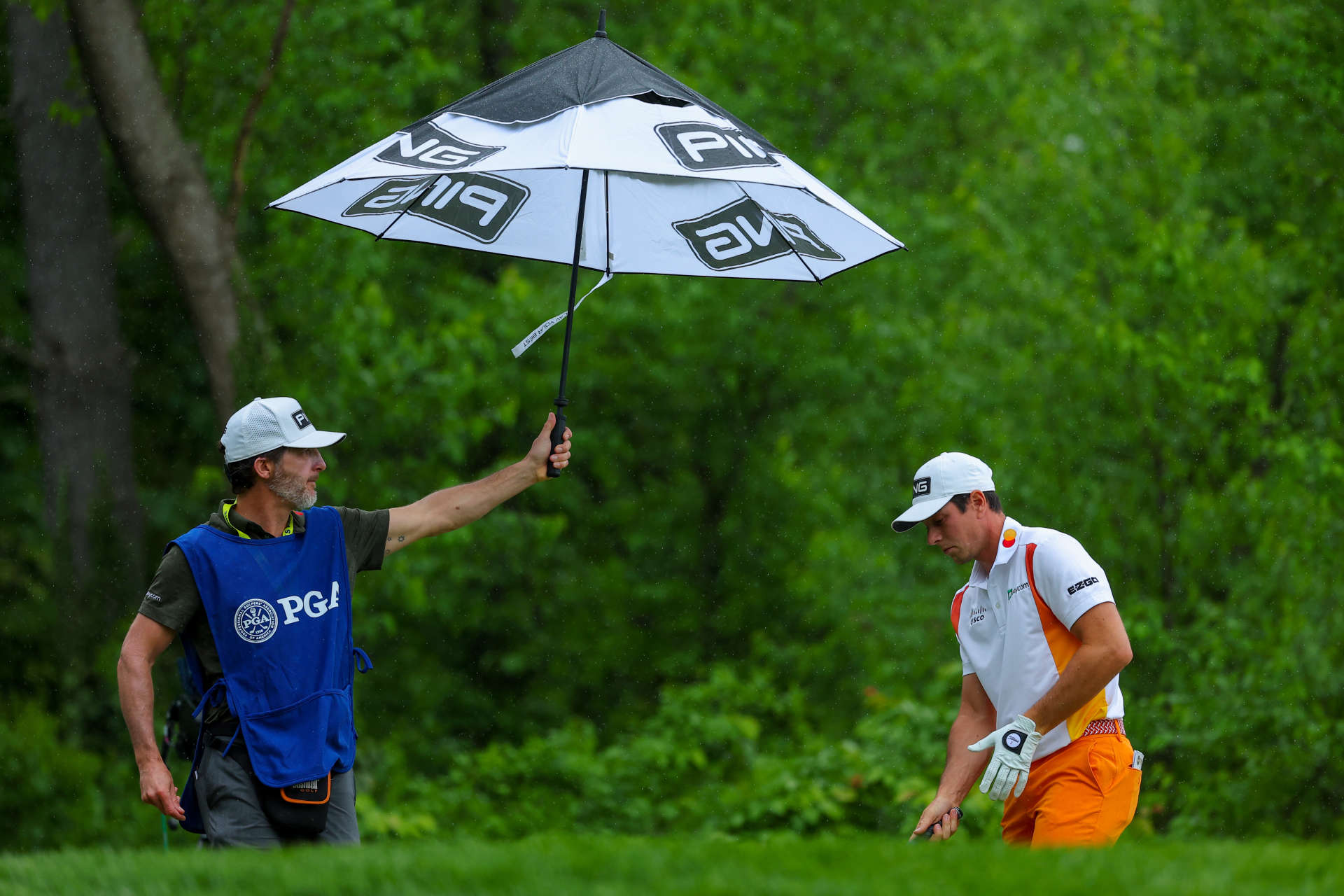 Viktor Hovland und Caddie Shay Knight