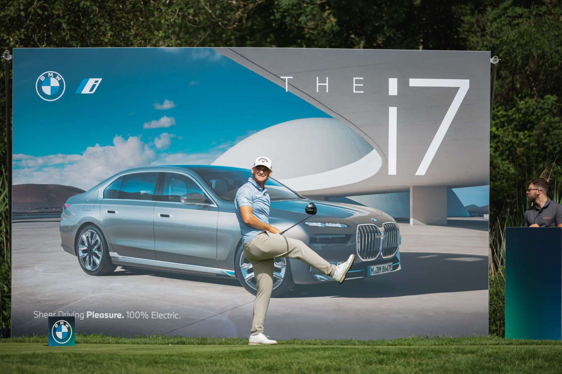 Mit dem BMW im Hintergrund.(Foto: BMW)