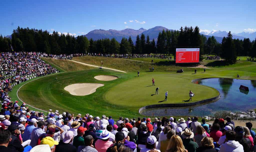 An Loch 13 können die Zuschauer die traumhaften Alpen im Hintergrund des Grüns bewundern.
