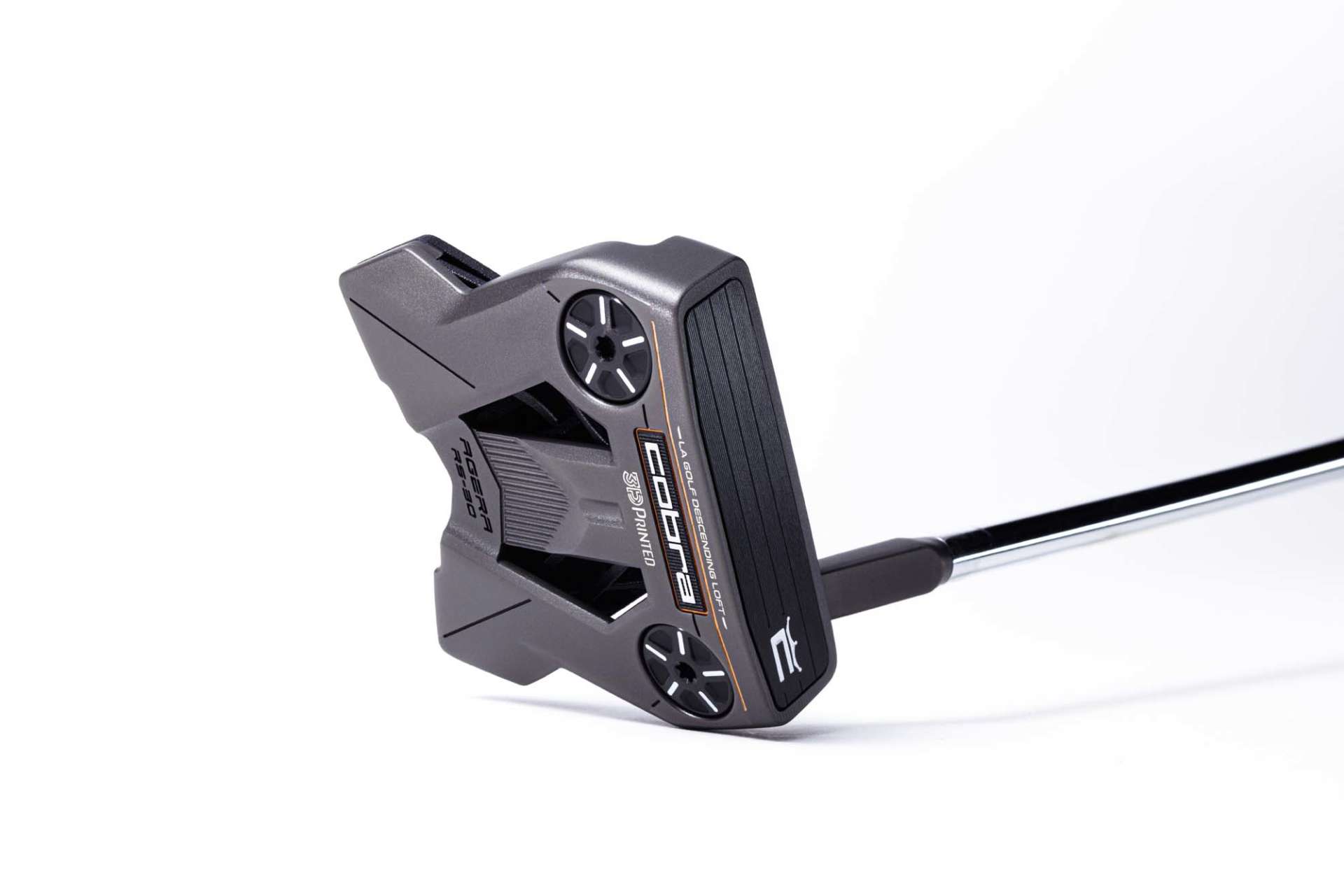 Basierend auf dem AGERA RS, jedoch mit einem Slant Neck-Design für einen 30-Grad Toe-Hang, geeignet für Spielerinnen und Spieler mit einem leichten Bogen in ihrem Puttschwung. (Foto: Cobra)