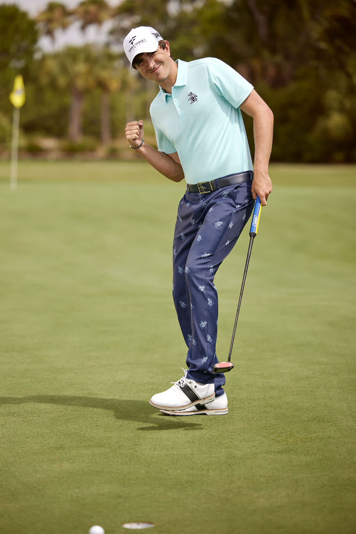 Stofftechnologie und präzise Details sind nach wie vor wichtige Zutaten für die Leistung und Attraktivität aller Golfbekleidung von Original Penguin. Erhöhter 4-Wege-Stretch in Polos bietet kühle, hochwertige Stoffe aus hochfesten Poly/Elastan-Mischungen, die atmungsaktiv, knitterfrei und nachhaltig sind.(Foto: Original Penguin)