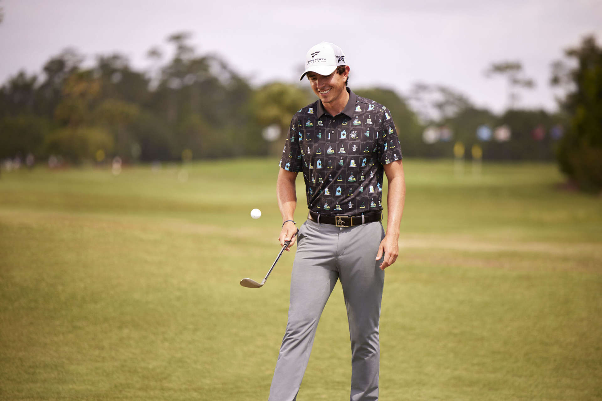 Das neue Technical Earl Polo, das kultigste Poloshirt von Penguin, das seit der Gründung des Unternehmens im Jahr 1955 ein fester Bestandteil der Kollektion ist, wurde mit einem schnell trocknenden, feuchtigkeitsableitenden und hochelastischen technischen Gewebe erneuert.Eine Reihe verspielter, geometrischer Retro-Polodrucke bietet einen raffinierten, subtilen Touch, während neue Drucke mit auffälligen Grafiken und auf der Rückseite angebrachten "Hits" auf einer Reihe von Shirts zu sehen sind. Die Grafik-T-Shirts sind ebenfalls von Pete inspiriert und zeigen seine erstaunlichen Fähigkeiten beim kurzen Spiel.(Foto: Original Penguin)