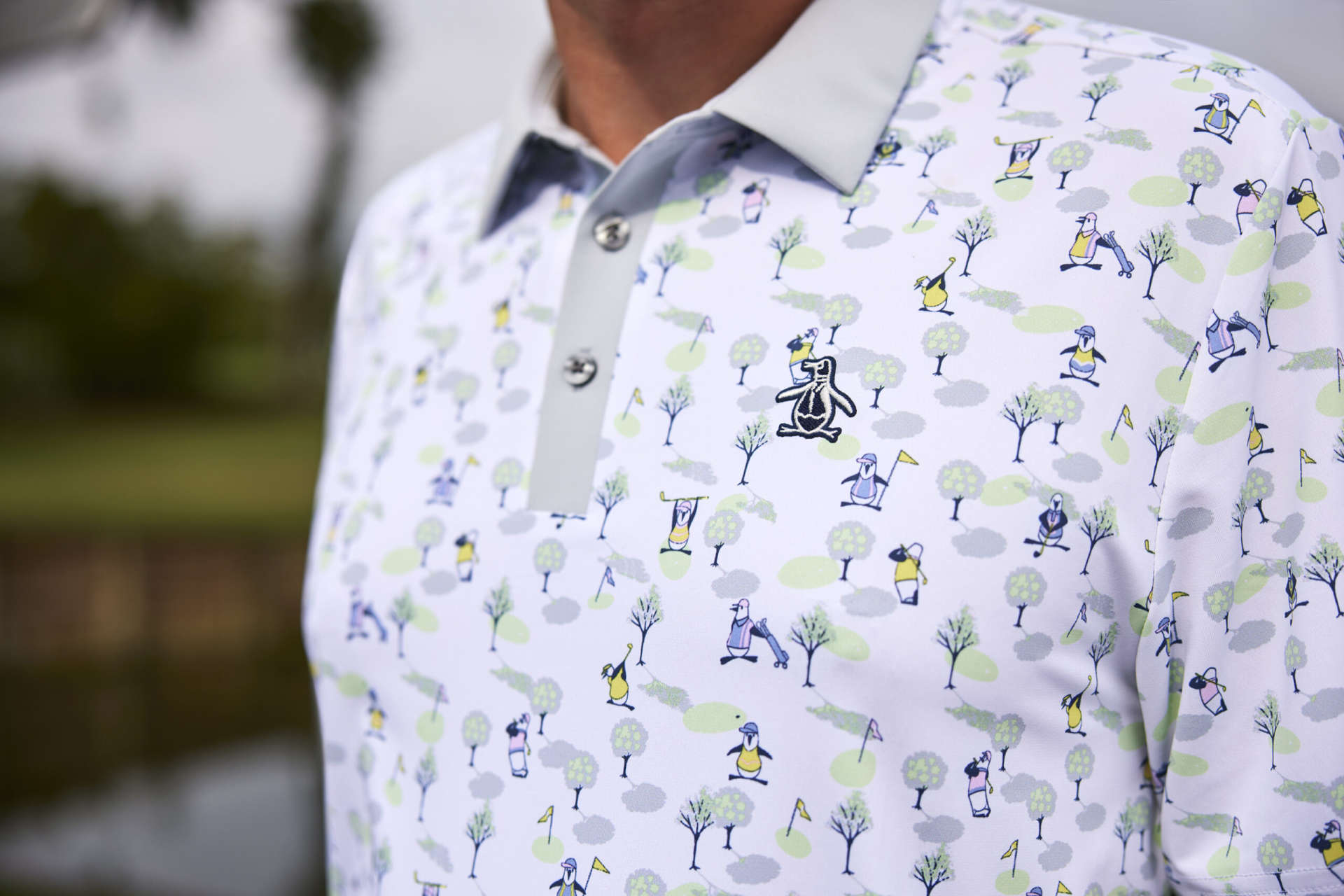 Die neue Original Penguin Frühjahr-Sommer-Kollektion 2024 für Männer
Das Cover des Beatles-Albums Yellow Submarine, Polaroid-Kunst aus Andy Warhols Factory Studio und Memphis-Kunst aus den 80er Jahren standen im Mittelpunkt der Inspiration für auffällige Designs, die die Geschichte von "Pete dem Pinguin und seinen Freunden" auf vielen verschiedenen Abenteuern erzählen.Neben den Polos gibt es in 2024 auch die neuen All-Over 60s Floral Pete Hosen und Shorts, den neuen Heritage Colour Block Sweater und den neuen Performance Lightweight Jogger.(Foto: Original Penguin)