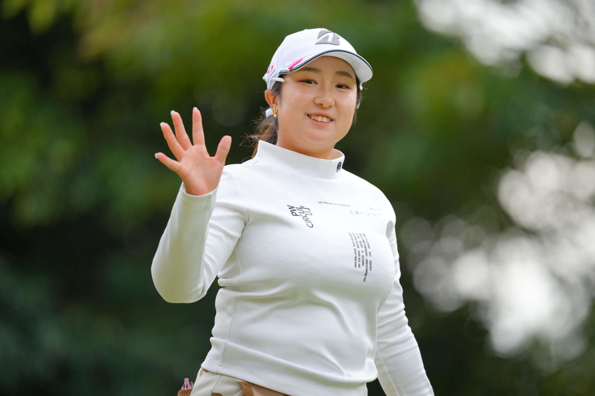 OTSU, JAPAN - OCTOBER 31: Miyuu Abe of Japan waves on the 7th hole during the first round of the TOTO Japan Classic 2024 at Seta Golf Course on October 31, 2024 in Otsu, Shiga, Japan. (Photo by Yoshimasa Nakano/Getty Images)