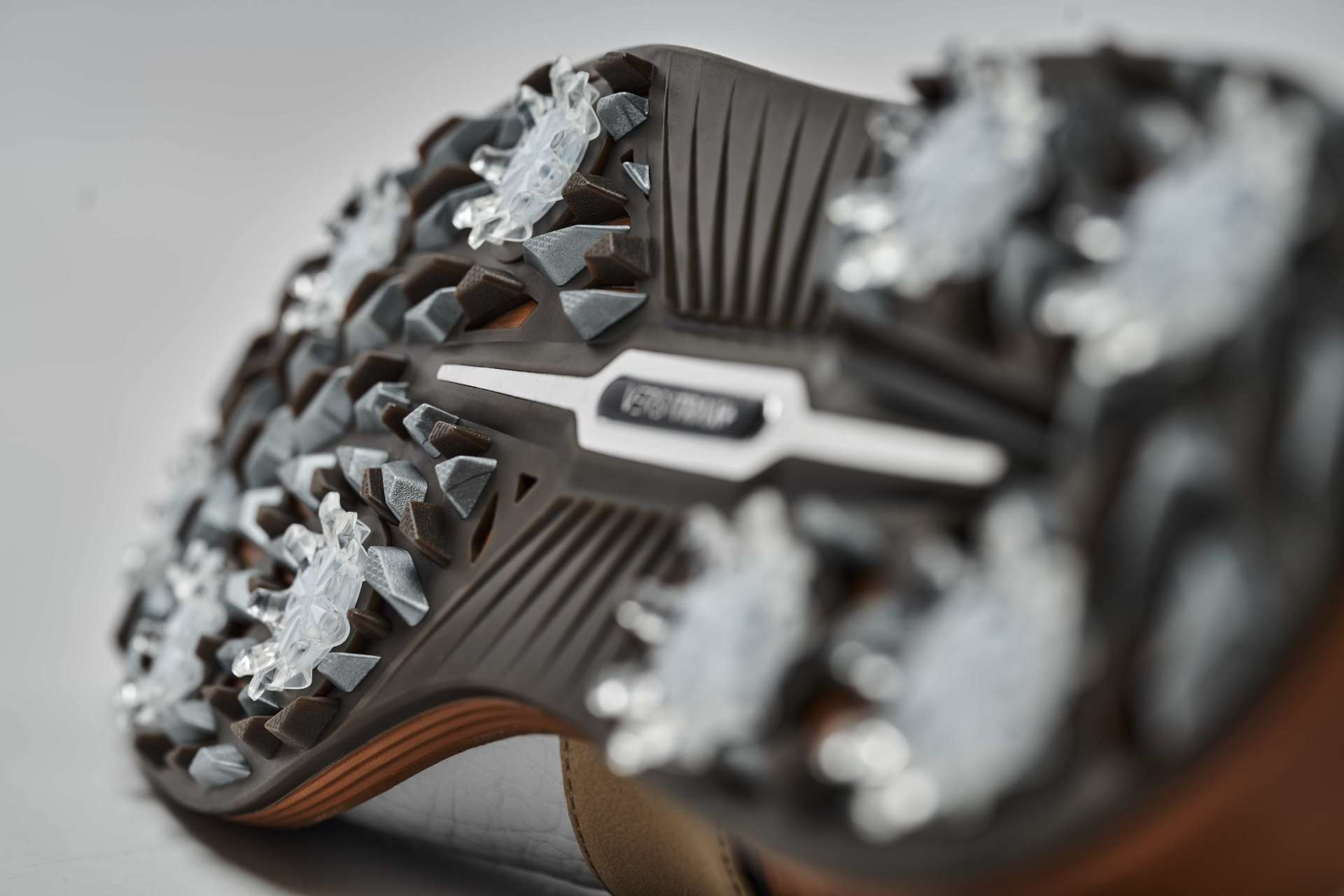 Die Premiere Series ist voller Leistungsinnovationen und verwendet die sehr beliebte VersaTrax+- Außensohlentechnologie, die bei allen Spielbedingungen und auf jedem Untergrund für unvergleichliche Traktion und Stabilität sorgt.Packard LX in Weiß/Blau/Braun (UVP: 260 €)