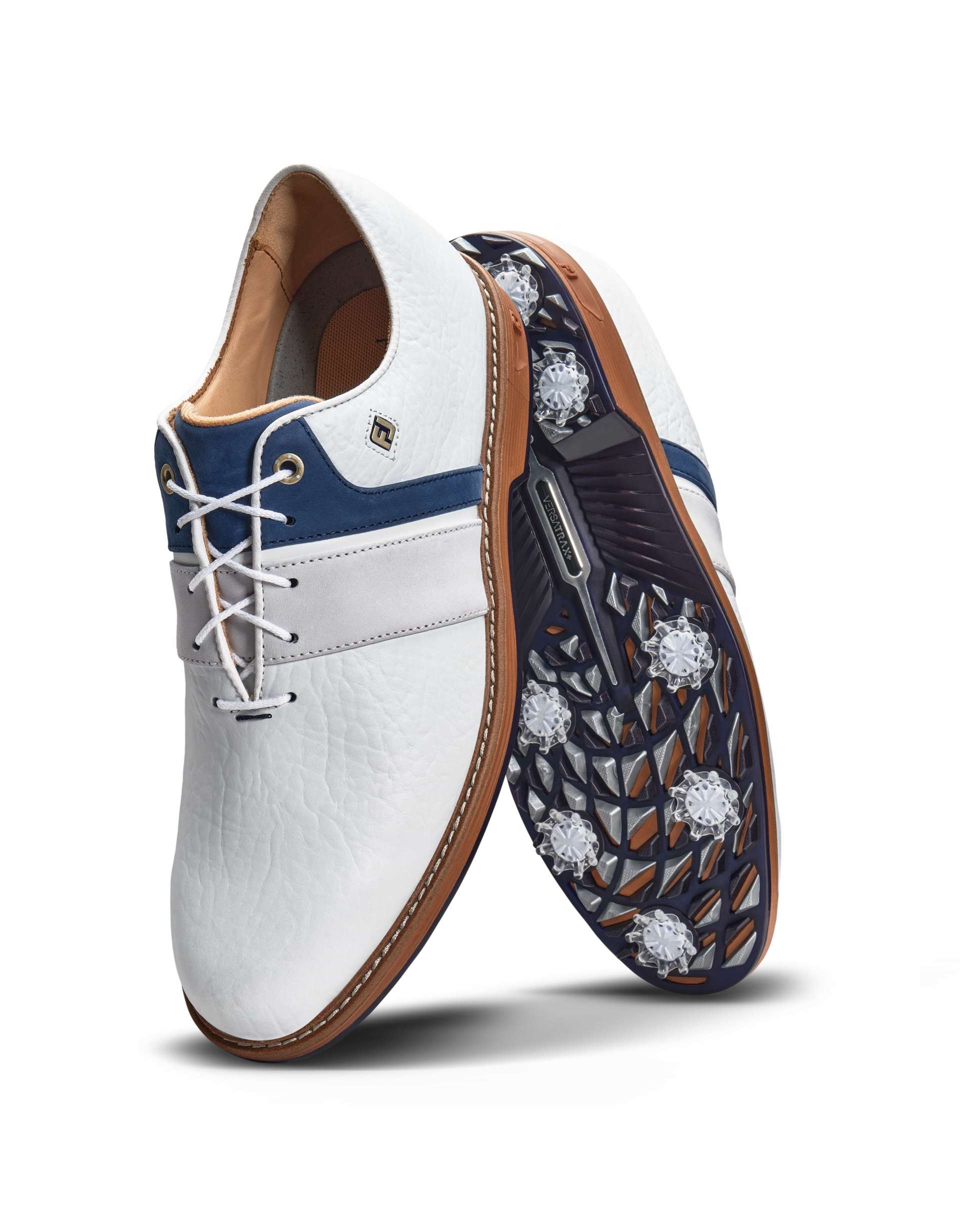 Für die neuen LX-Modelle wird handverlesenes Vollnarbenleder mit der charakteristischen Bison-Textur verwendet, das durch ein reichhaltiges Nubukleder im Sattel (Packard LX) oder im Absatz (Field LX) ergänzt wird.Packard LX in Weiß/Navy/Weiß (UVP: 260 €)