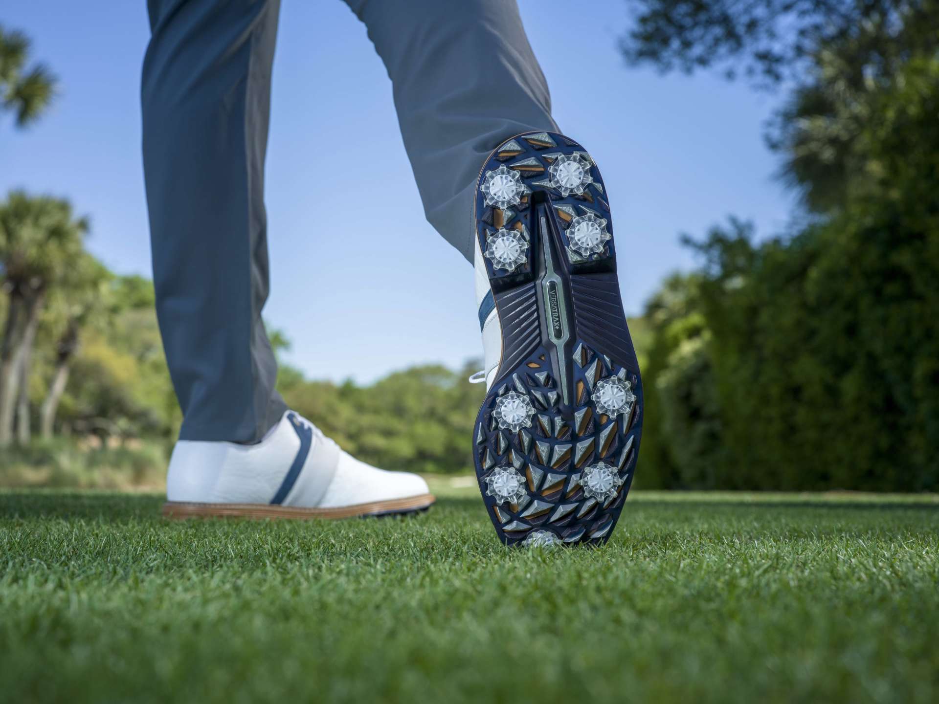 Die neuen Premiere Series Packard LX und Field LX für Herren und die Premiere Series Cypress für Damen sind vom anspruchsvollen Geschmack des modernen Golfspielers beeinflusst und zeichnen sich durch Leistungsinnovationen und eine raffinierte, moderne Interpretation einer klassischen Silhouette aus.Packard LX in Weiß/Navy/Weiß (UVP: 260 €)